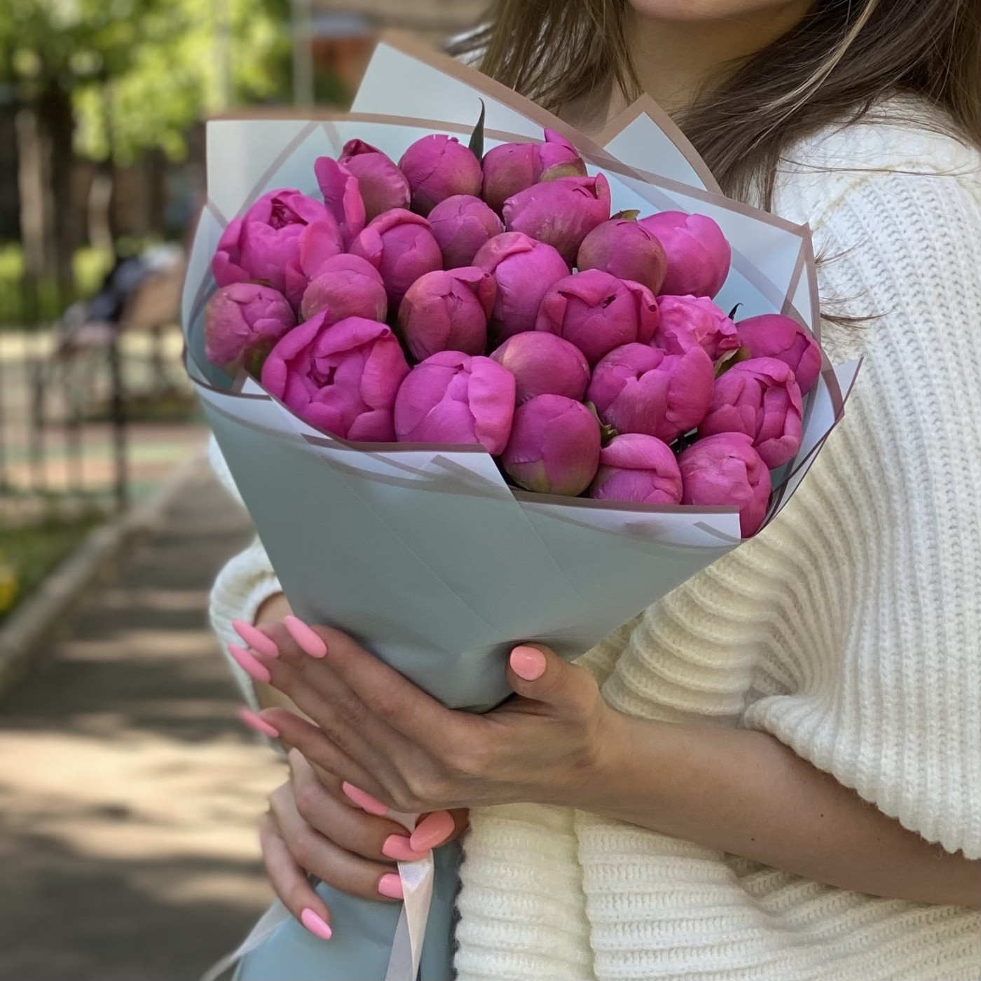 25 малиновых пионов
